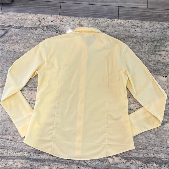 Like New 🌻 Lacoste Cotton Twill Button Down Shirt in Pastel Yellow Sz 40 - Picture 6 of 7